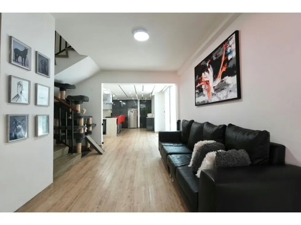 Venta de Casa Colinas de Vista Alegre Completamente Remodelada. 672m2. - 11
