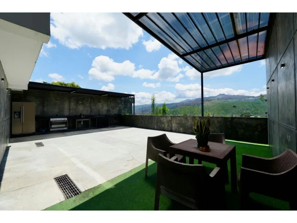 Venta de Casa Colinas de Vista Alegre Completamente Remodelada. 672m2. - 38