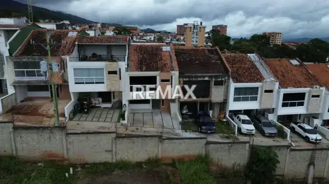 En VENTA Casa a ESTRENAR en Conjunto Cerrado El Solar de La Castellana Estilo Minimalista Cálido.