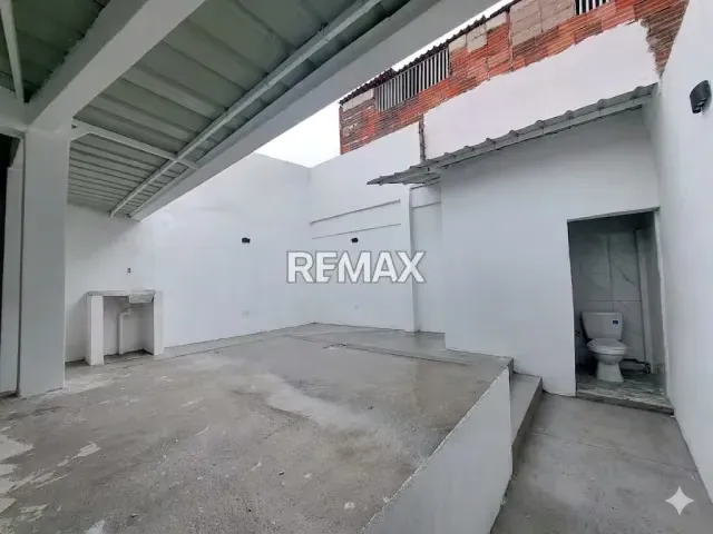 CASA EN VENTA A Pie de Calle, Barrio Sucre, Más arriba del Leñador. - 17