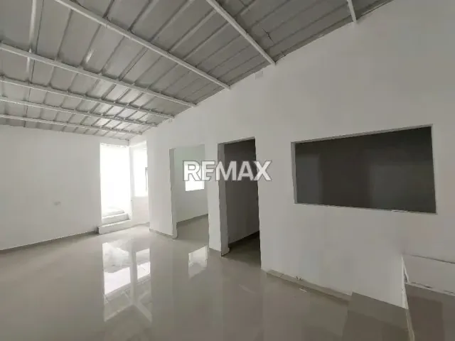 CASA EN VENTA A Pie de Calle, Barrio Sucre, Más arriba del Leñador. - 6