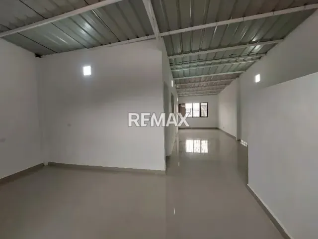 CASA EN VENTA A Pie de Calle, Barrio Sucre, Más arriba del Leñador. - 8