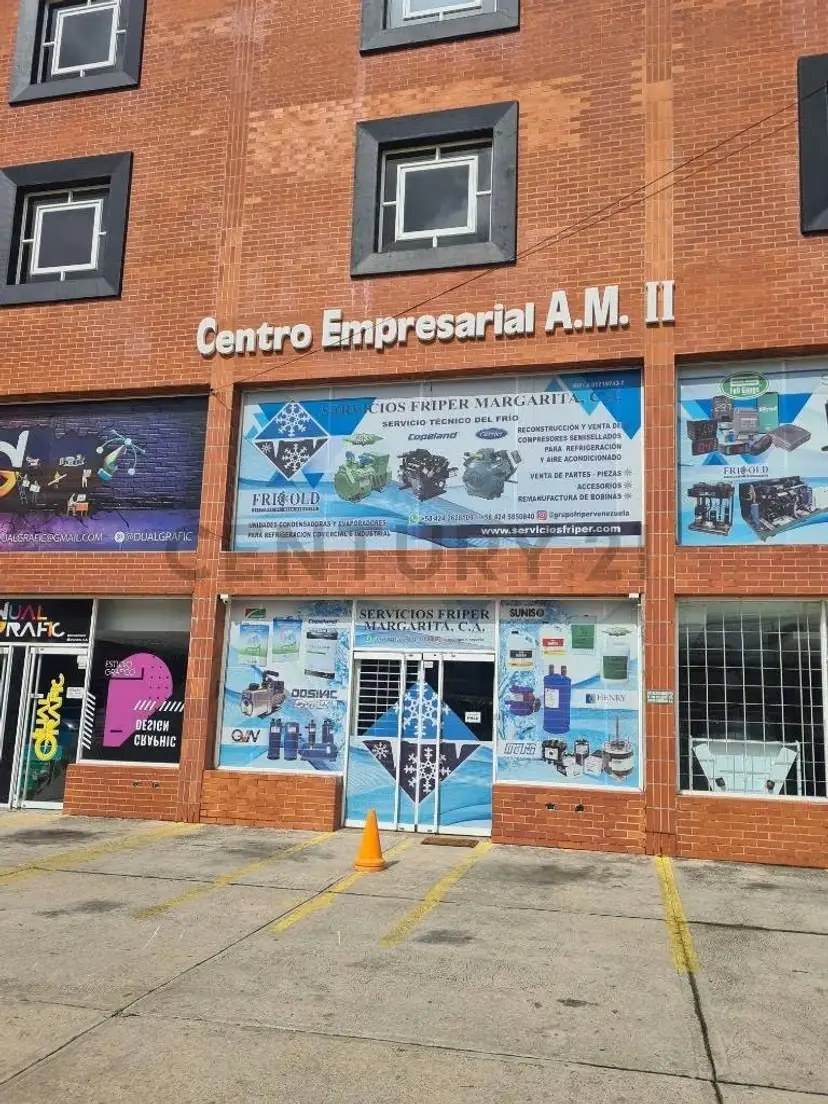 Local con cuatro Oficinas privadas, recepción, baño y cocina tipo Kitchenette