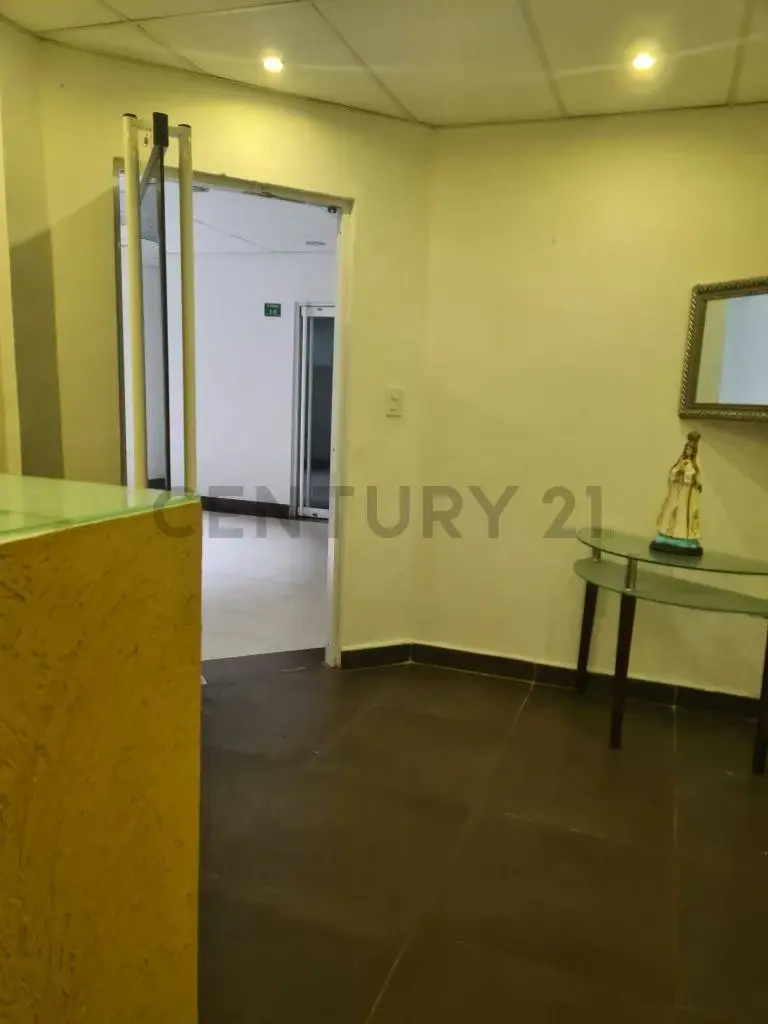 Local con cuatro Oficinas privadas, recepción, baño y cocina tipo Kitchenette - 4