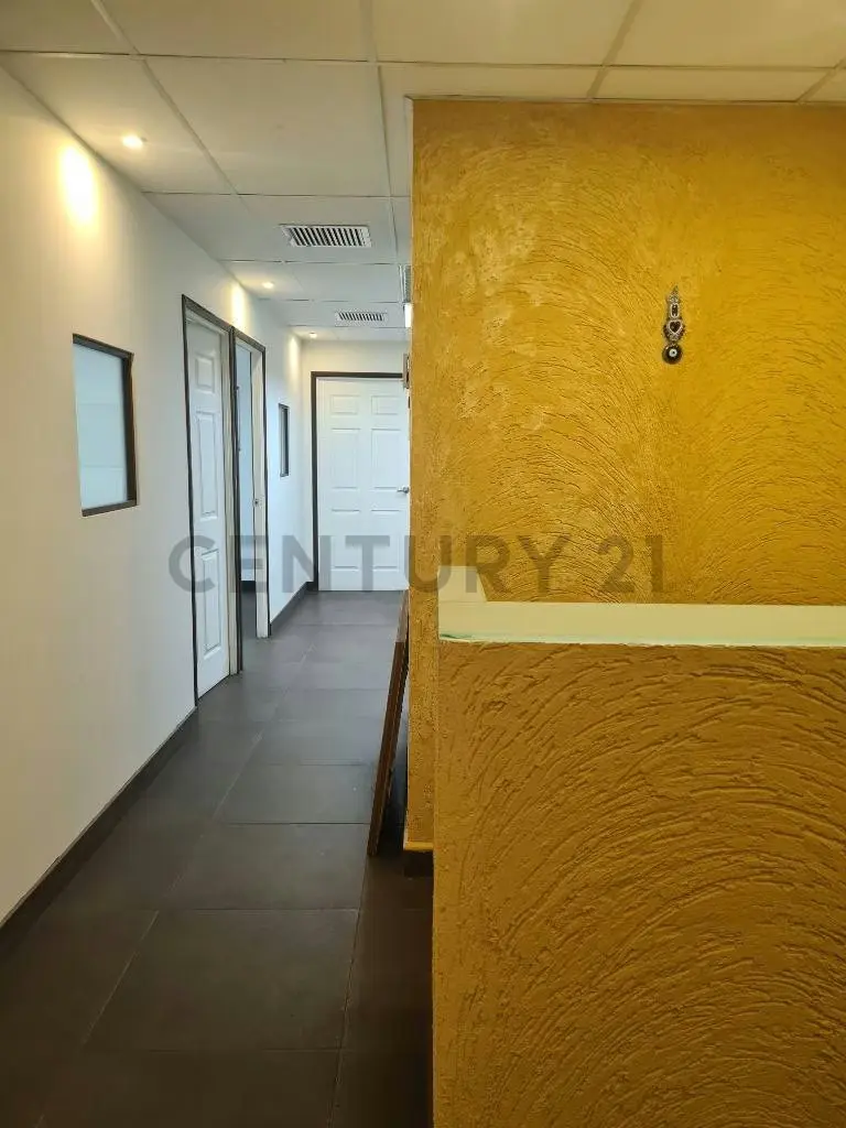 Local con cuatro Oficinas privadas, recepción, baño y cocina tipo Kitchenette - 5
