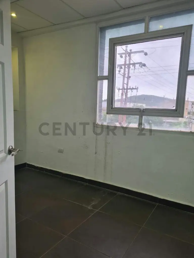 Local con cuatro Oficinas privadas, recepción, baño y cocina tipo Kitchenette - 6