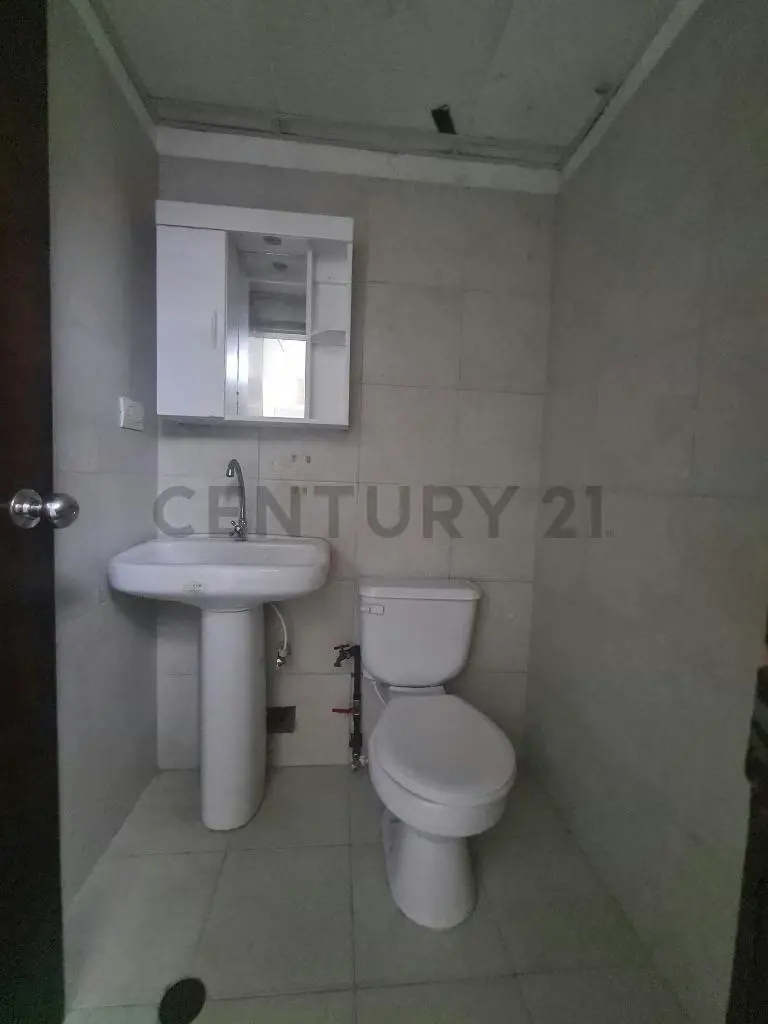 Local con cuatro Oficinas privadas, recepción, baño y cocina tipo Kitchenette - 8