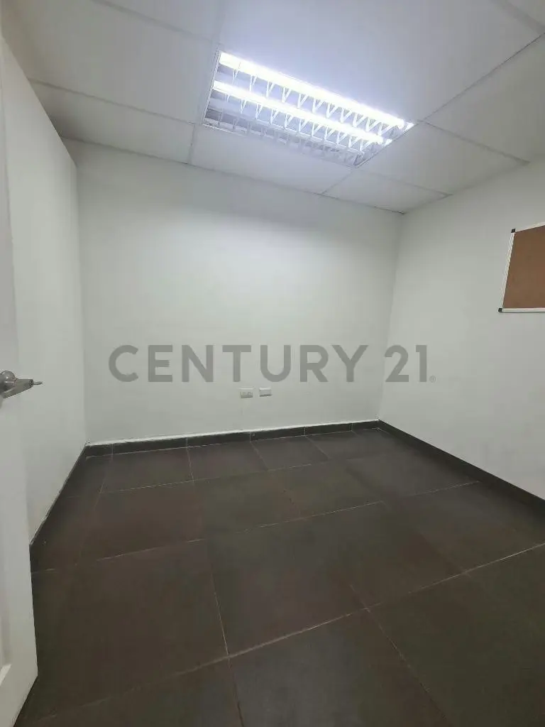 Local con cuatro Oficinas privadas, recepción, baño y cocina tipo Kitchenette - 9