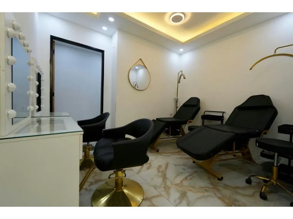 Venta de Spa con mobiliario y Local Comercial Av.Baralt.El Silencio. - 16