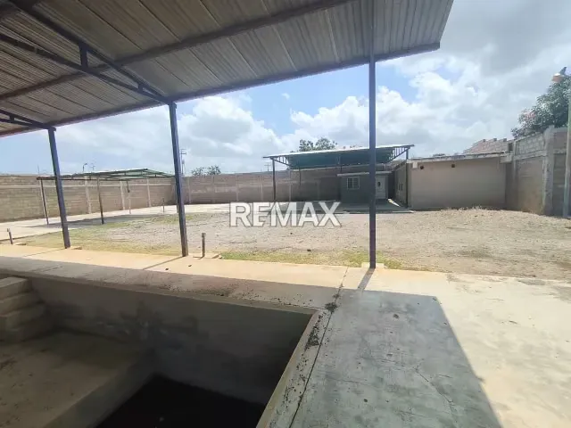 TERRENO CON GALPONES EN VENTA - 15