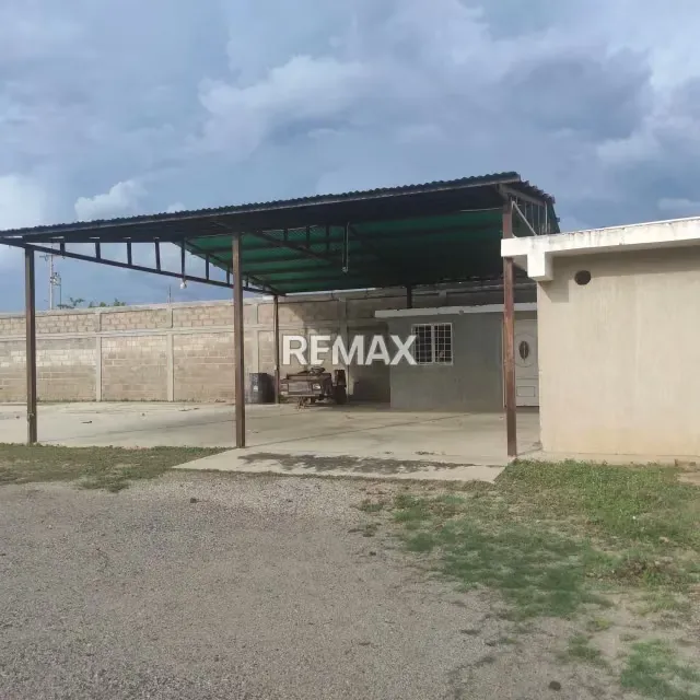 TERRENO CON GALPONES EN VENTA - 18