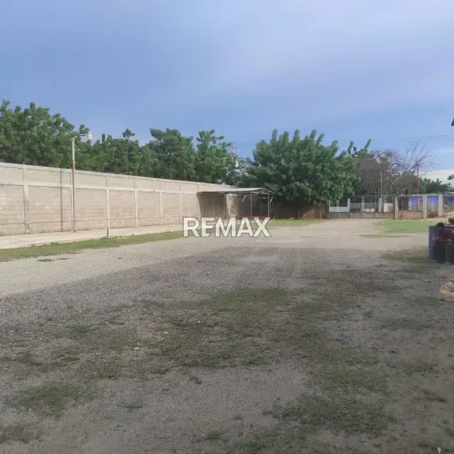TERRENO CON GALPONES EN VENTA - 4