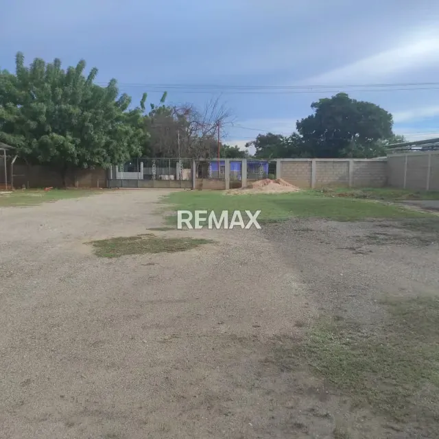TERRENO CON GALPONES EN VENTA - 7