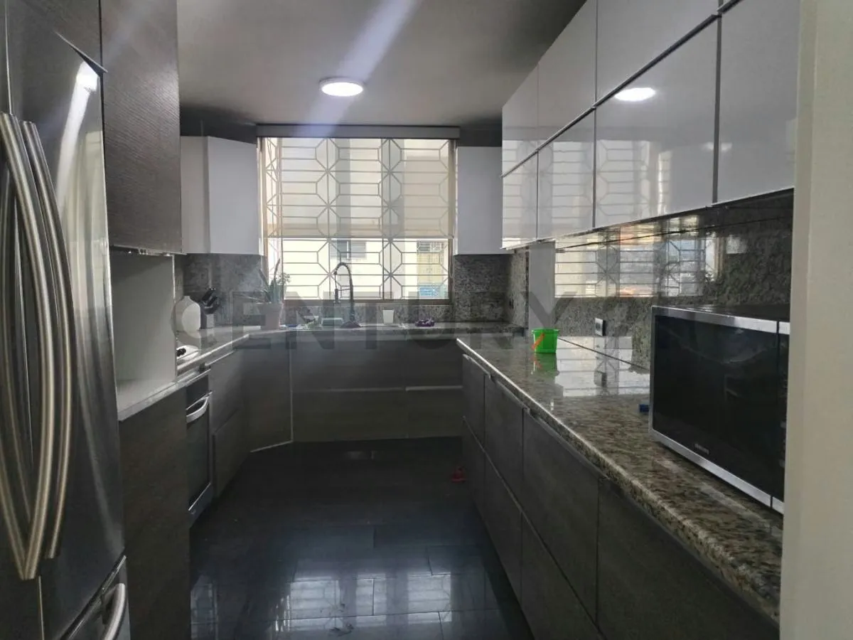 En venta Practico y espacioso Penthouse con vista panorámica – Chacao - 12