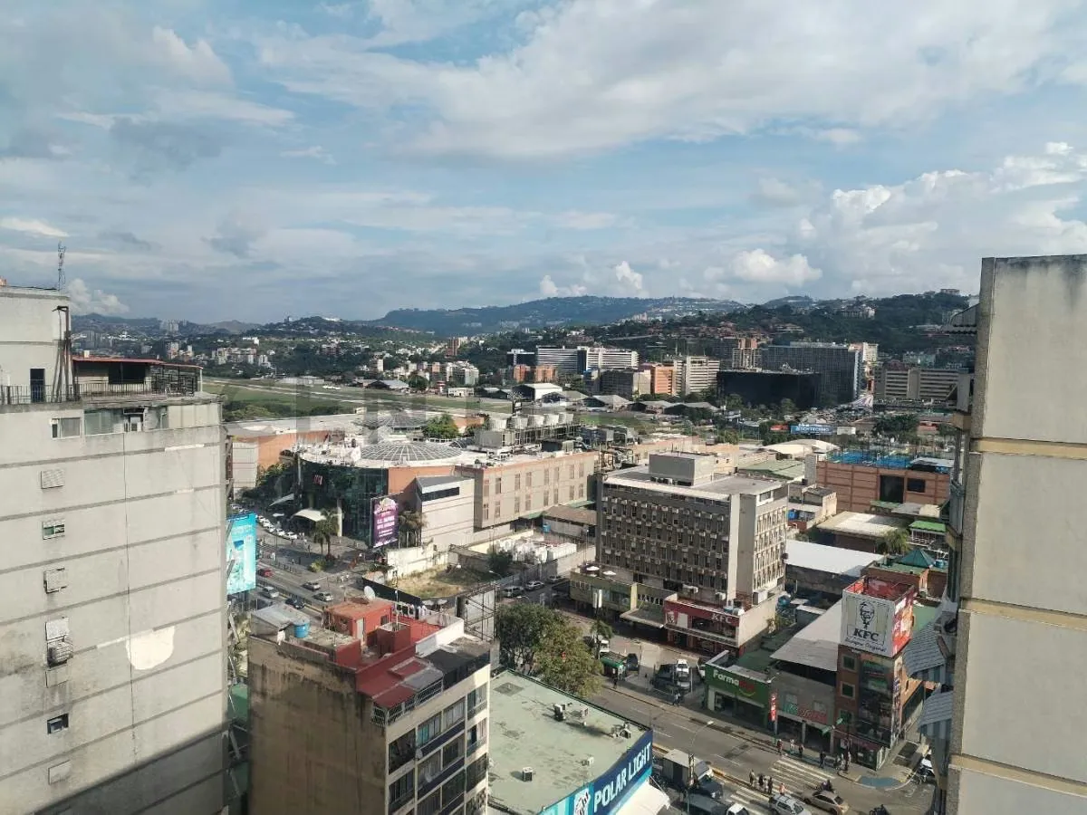 En venta Practico y espacioso Penthouse con vista panorámica – Chacao - 13