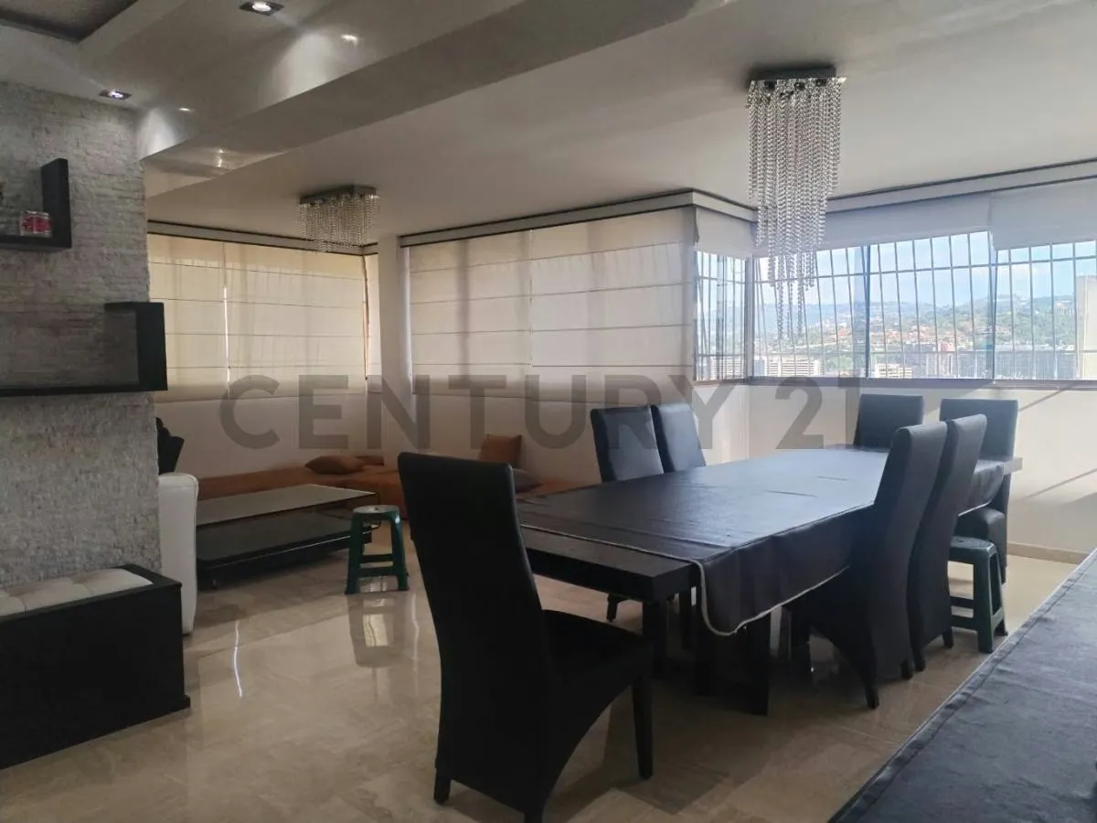 En venta Practico y espacioso Penthouse con vista panorámica – Chacao - 3