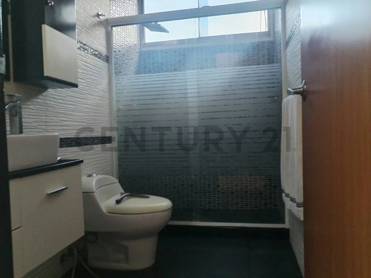 En venta Practico y espacioso Penthouse con vista panorámica – Chacao - 9