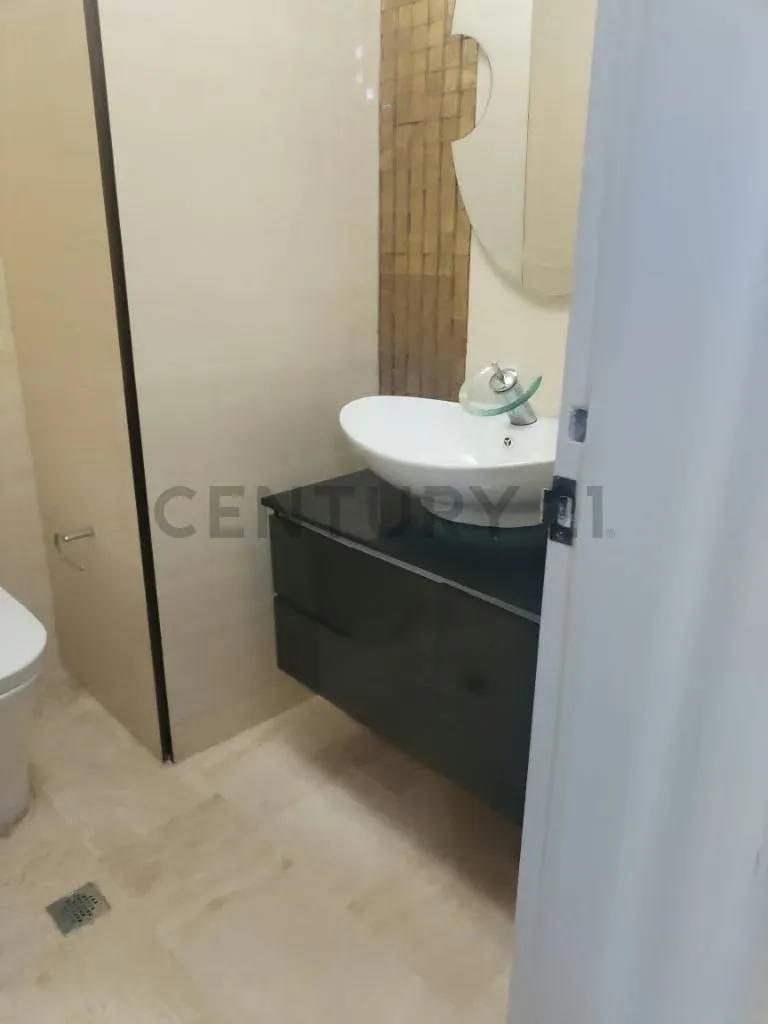 En venta Practico y espacioso Penthouse con vista panorámica – Chacao - 10