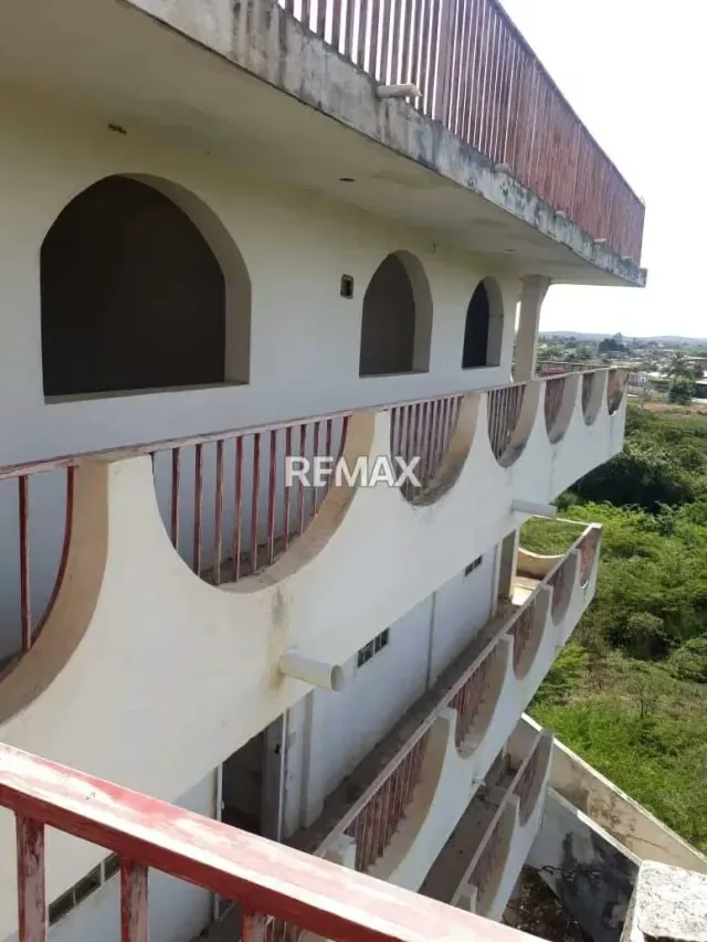 En Venta de Edificio Residencial con amplios de terreno de 4 hectáreas Vía principal, sector El Trapiche – Zona Norte de Barquisimeto - 3