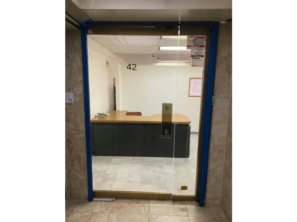 Vendo/alquilo oficina 168m2 Los Dos Caminos 2557