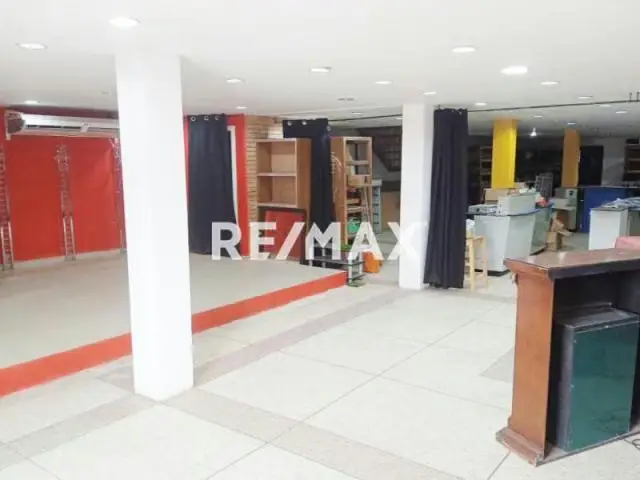 Local en Venta de 3 Niveles