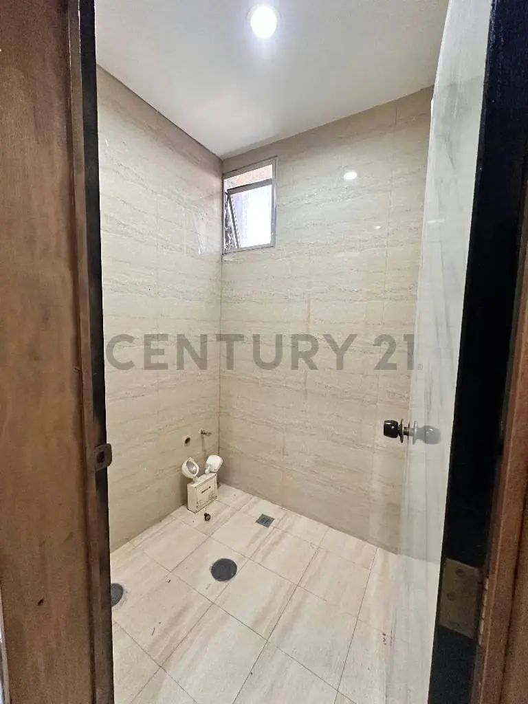 Oficina amplia en 3er piso *con ascensor* En venta - 5