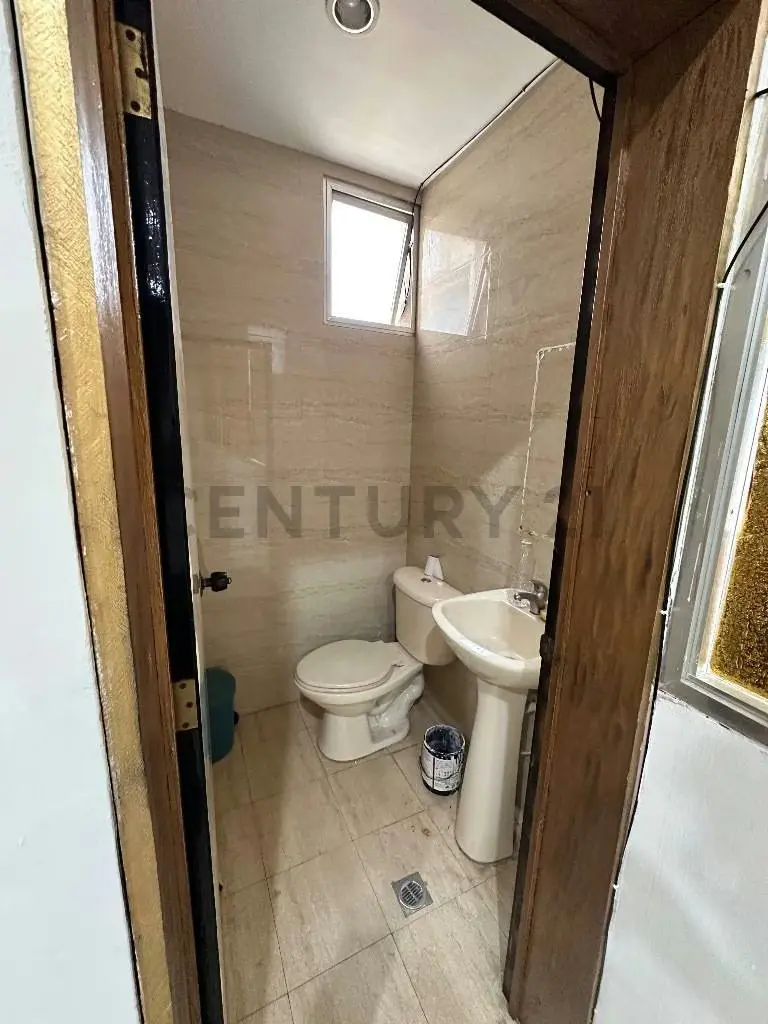 Oficina amplia en 3er piso *con ascensor* En venta - 6