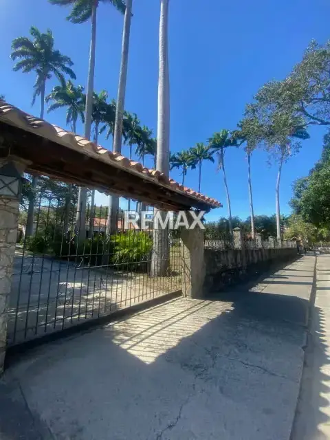Espacio comercial dentro de casa con arquitectura inglesa