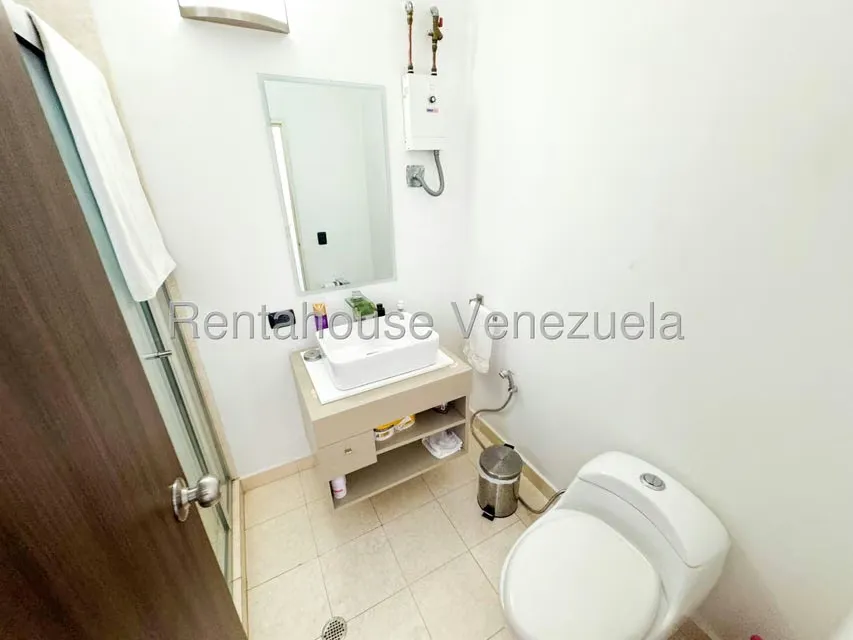 Casa (Multipes Niveles) en Venta en Prados del Este, Distrito Metropolitano - 70