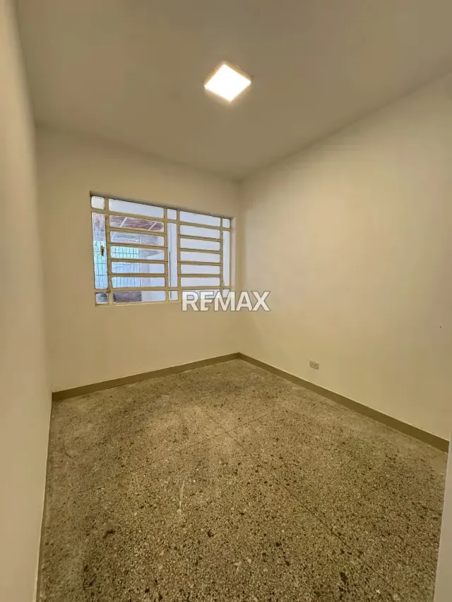 En venta casa comercial a remodelar en la urb.la viña - 12