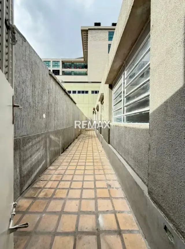En venta casa comercial a remodelar en la urb.la viña - 16