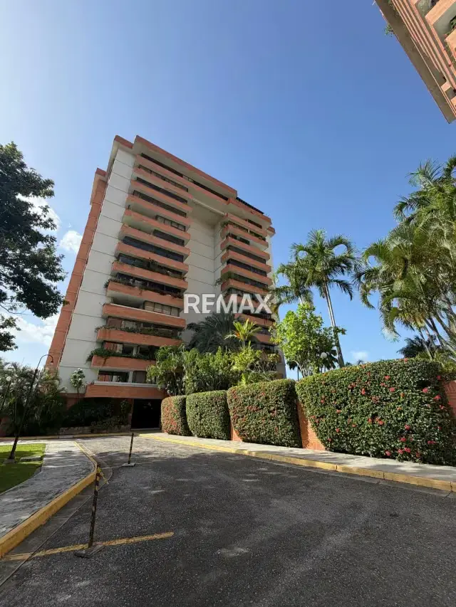 Venta de Exclusivo Apartamento en Resd. La Florida Mañongo con Planta 100% y Pozo