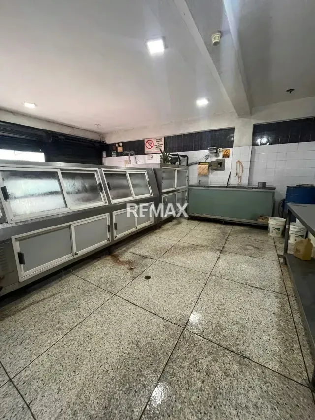 LOCAL COMERCAIL CON EQUIPAMIENTO PARA CARNICERIA - 3