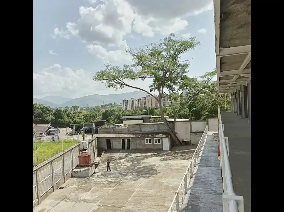CENTRO COMERCIAL SHALOM VIA CHARALLAVE-CUA 2.400 M2 C Y 1250 M2 T - 6