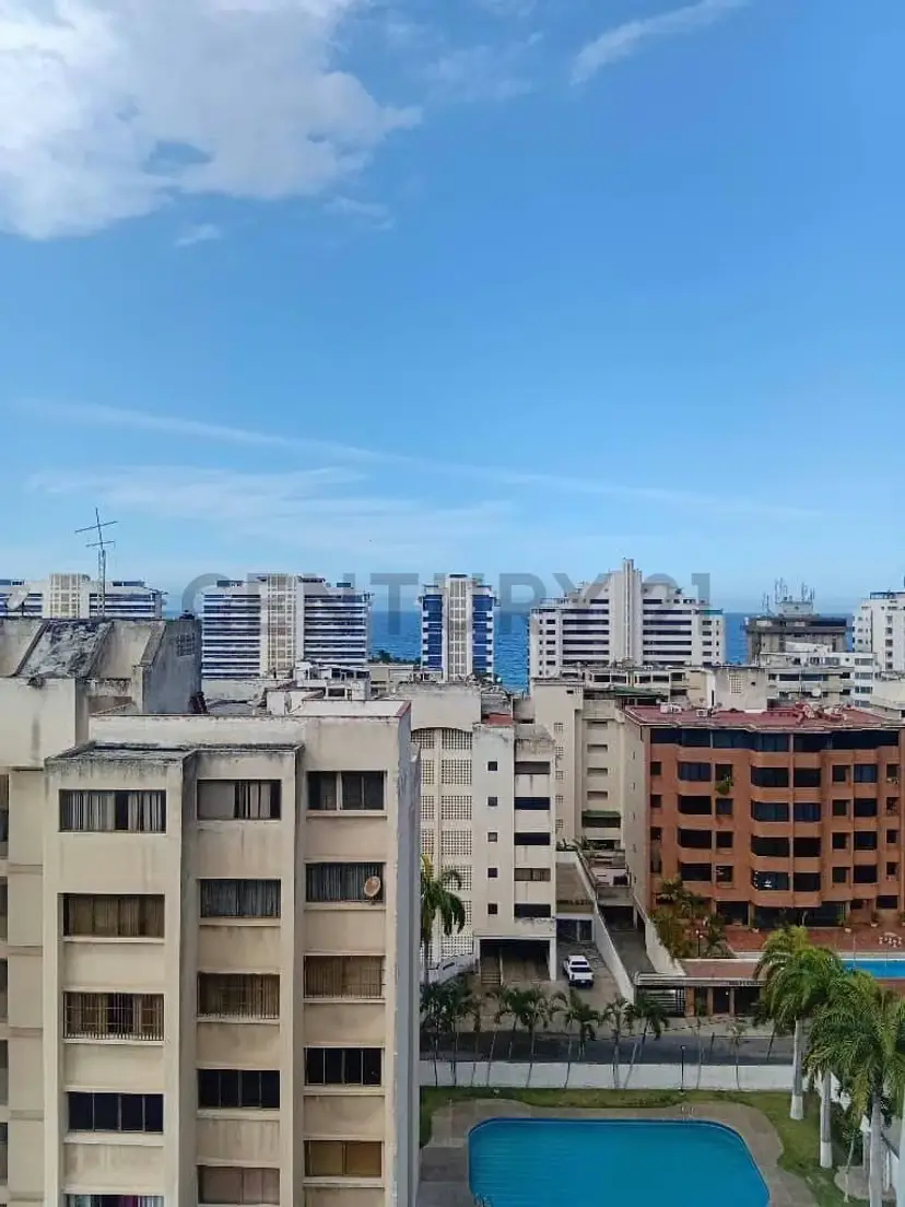 Apto. en Venta, Tanaguarenas, La Guaira con Piscina a pasos de Playa Escondida.