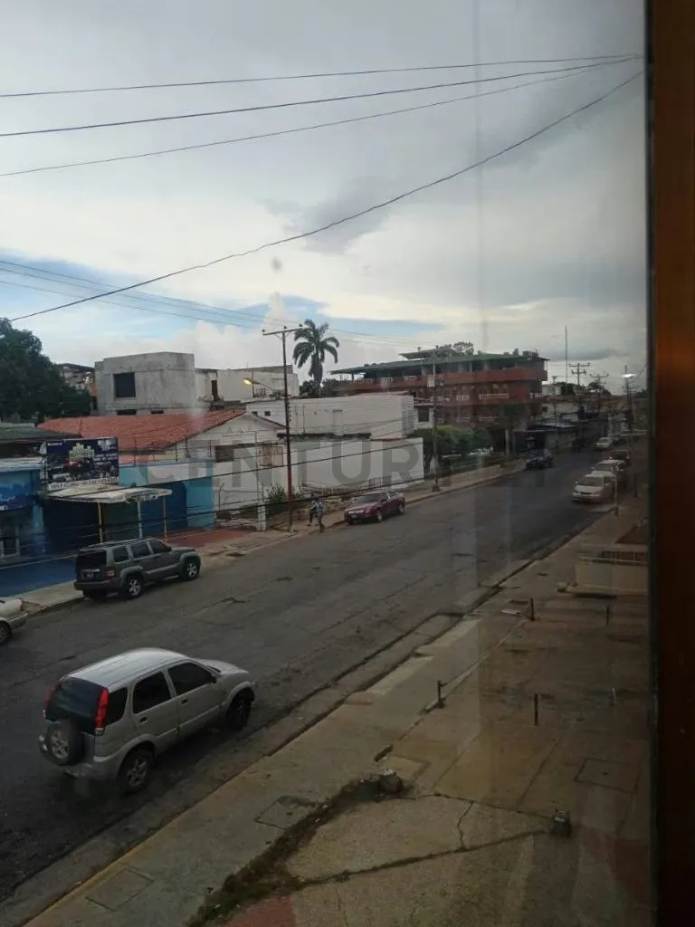 Amplio Local Comercial en la Avenida Santa Rosa Cumana - 19