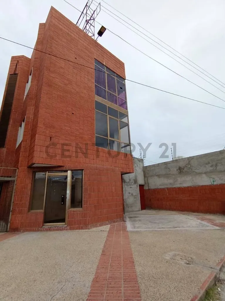 Amplio Local Comercial en la Avenida Santa Rosa Cumana - 2