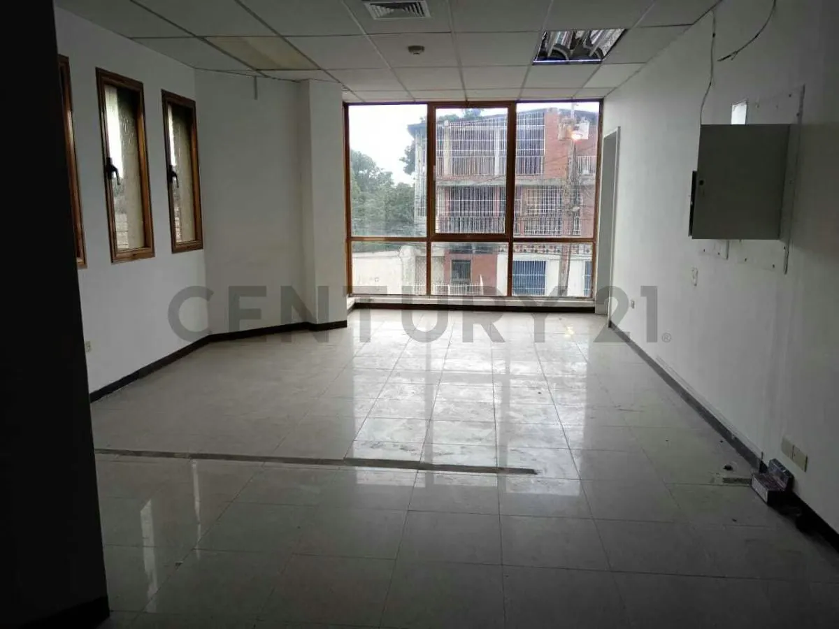 Amplio Local Comercial en la Avenida Santa Rosa Cumana - 23