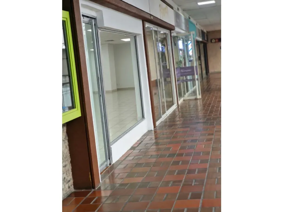 Alquilo local remodelado 40+45m2 Galerias Prados del Este 8561 - 8
