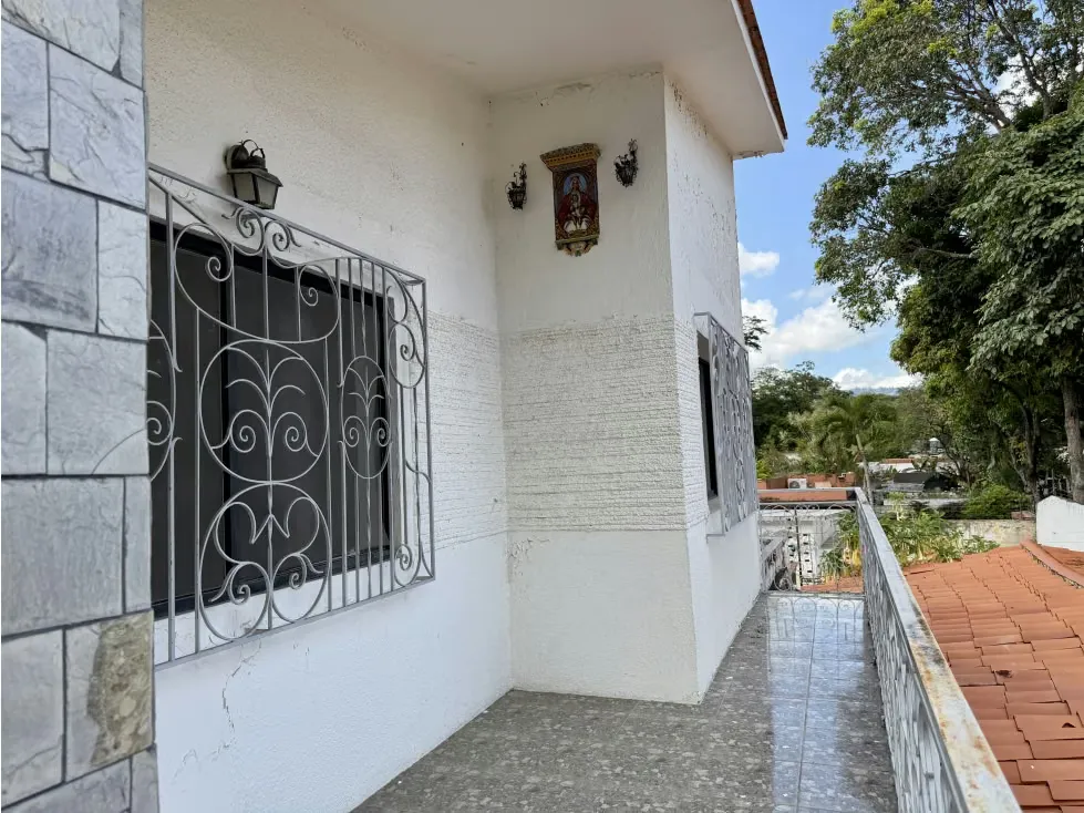 Se Alquila casa/674M2/6h+s/3b+s/8p/La Floresta/4055