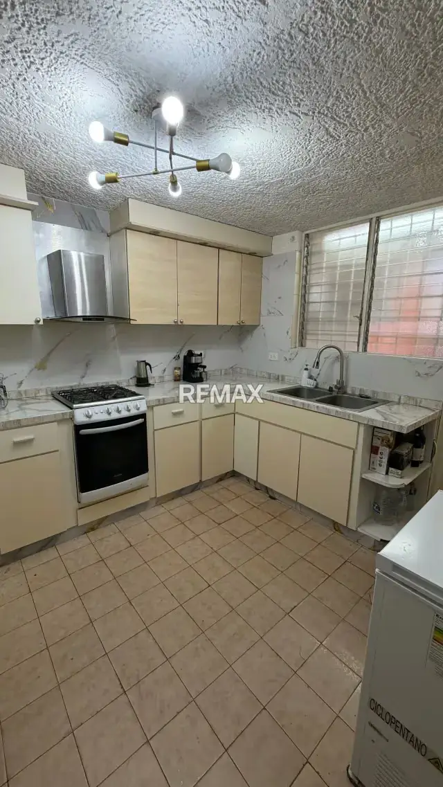 Aparto Quinta en venta Urb Prebo calle abierta cerca del CC shopping semi remodelada