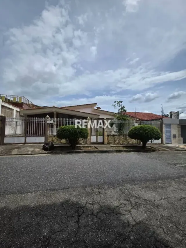 SE VENDE CASA EN EL TRIGAL CALLE CERRADA