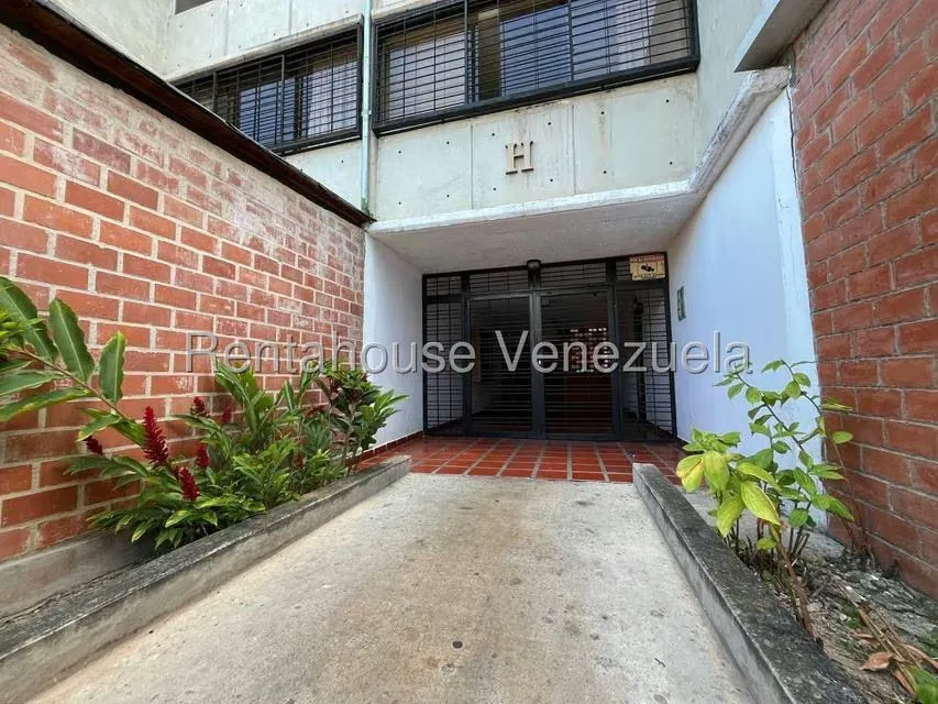 Apartamento (1 Nivel) en Alquiler en Terrazas de Guaicoco, Distrito Metropolitano - 2