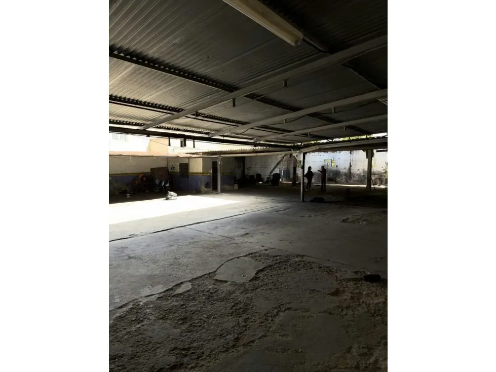 Terreno-taller mecanico 700mt En los Chaguaramos - 5