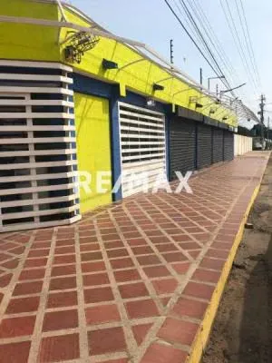 Vende estupendo Local Comercial, un local integrado para cualquier uso en este caso está adecuado como Minimarket