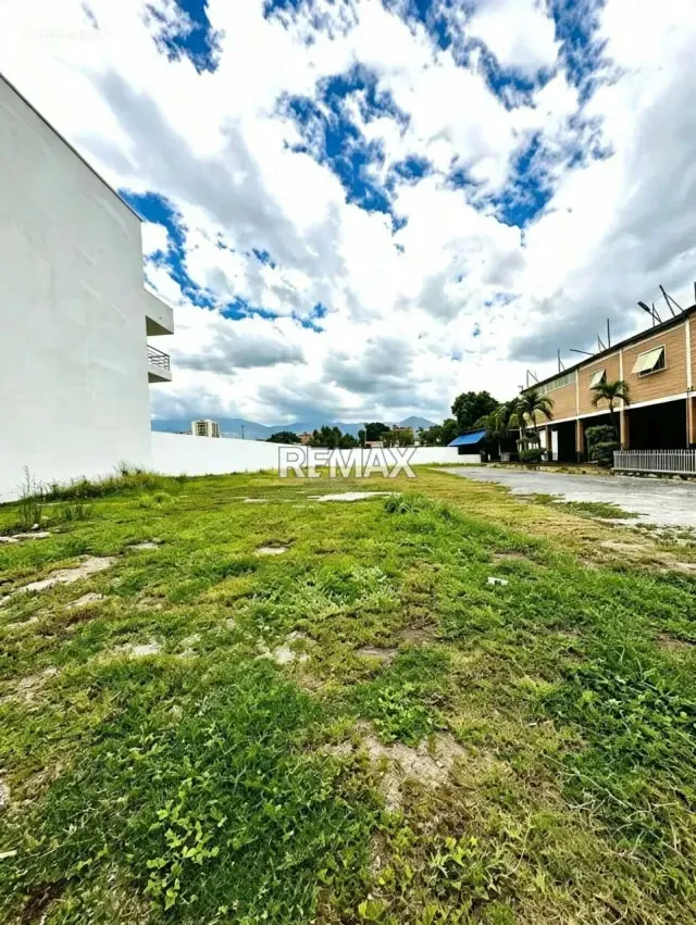 en venta Terreno . Oportunidad unica de inversion con una superficie de 1500m2 aprovechables , zonificacion : USO COMERCIAL - 2