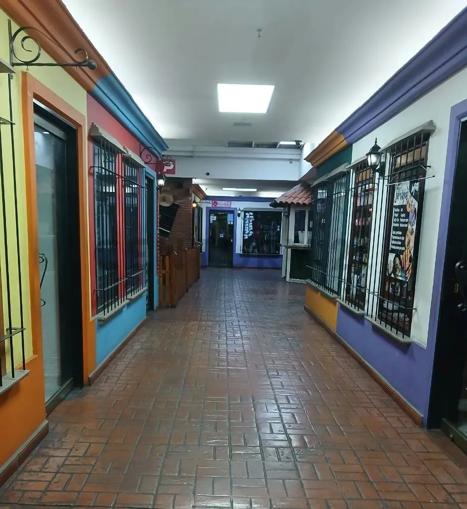 89 M2 en la mezzanina Metro Center Libertador, visibilidad acceso ! - 11