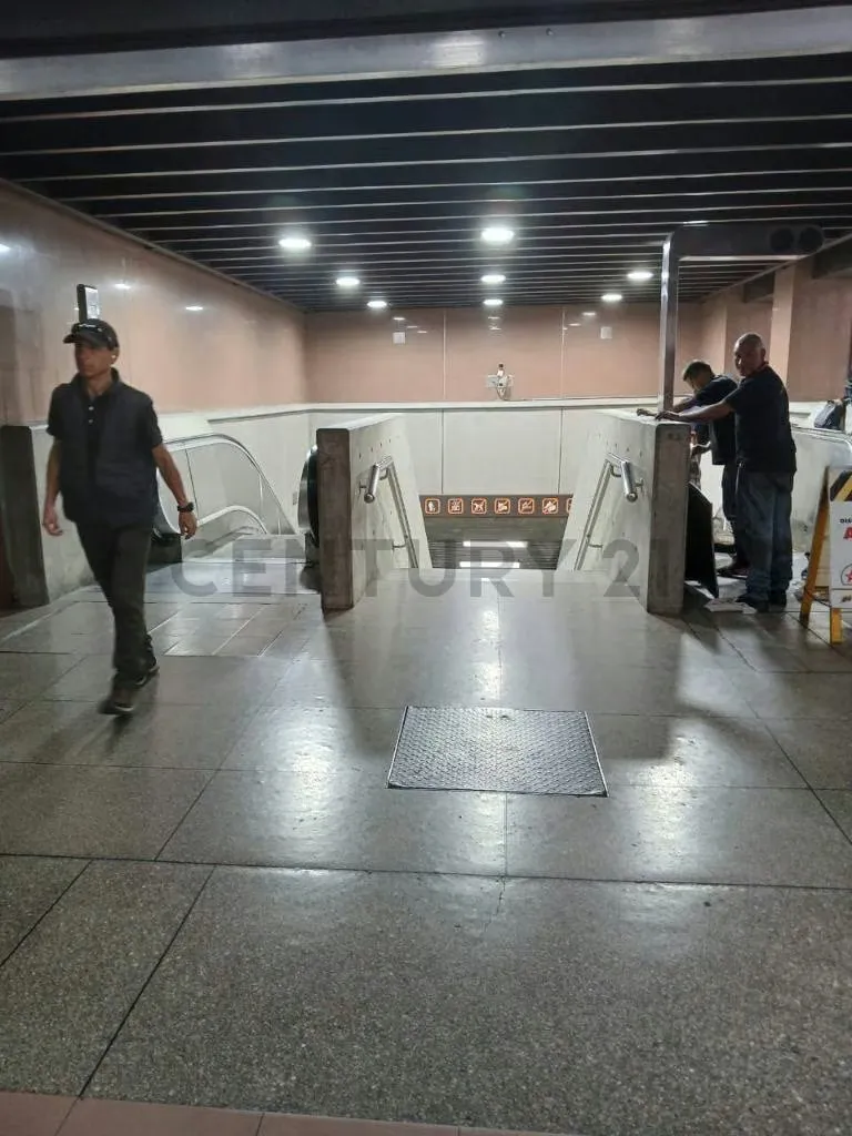 89 M2 en la mezzanina Metro Center Libertador, visibilidad acceso ! - 12