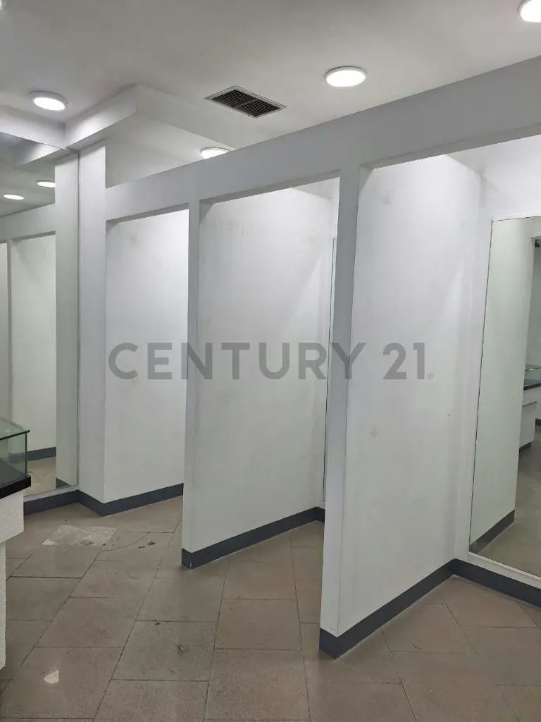 89 M2 en la mezzanina Metro Center Libertador, visibilidad acceso ! - 7