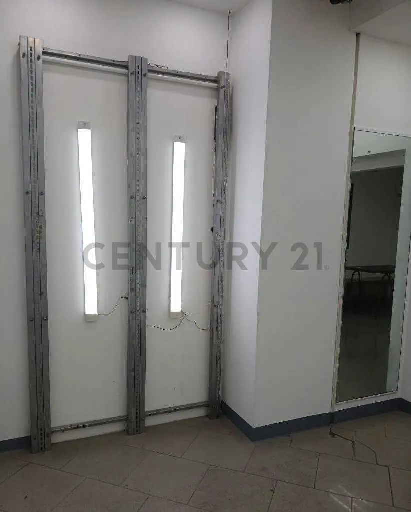 89 M2 en la mezzanina Metro Center Libertador, visibilidad acceso ! - 8